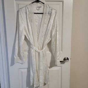 Linea Donatella Elegant White Lace Trim Gown, Nighty & Robe. Never Worn